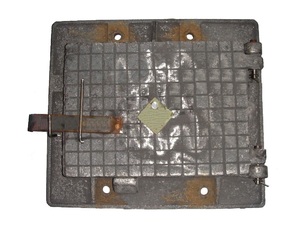 Дверка котла Братск предназначена для загрузки твердого топлива в топочную камеру котла, а также для защиты персонала котельной от высокой температуры, образуемой в топочной камере во время горения.